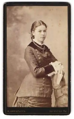 Fotografie Heinrich Arnemann, Münster i. W., Frauenstrasse 1, Porträt einer jungen Dame