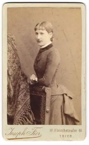 Fotografie Joseph Fier, Trier, Fleischstrasse 40, Portrait einer Frau mit elegantem Kleid