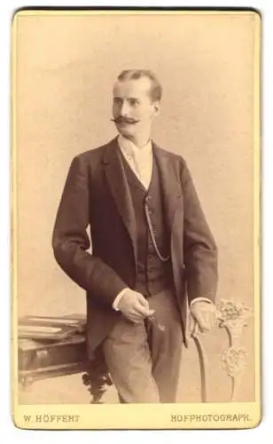 Fotografie W. Höffert, Dresden, Prager Strasse 49, Portrait eines eleganten Herrn