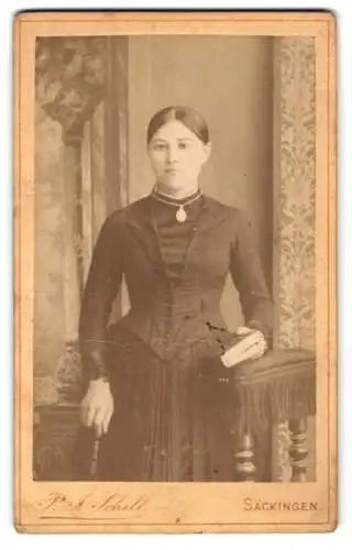 Fotografie P. J. Schell, Säckingen, Rheinbrückstr. 19, Junge Frau im eleganten Kleid