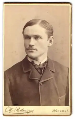 Fotografie Otto Reitmayer, München, Briennerstrasse 4, Porträt eines eleganten Herrn