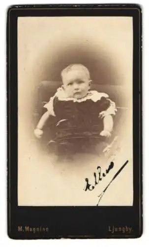 Fotografie M. Magnino, Ljungby, Porträt eines kleinen Kindes