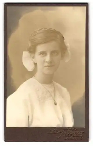 Fotografie Atelier F. Kroner, Stockholm, Porträt einer jungen Frau