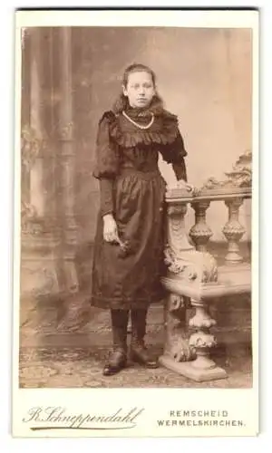 Fotografie R. Schneppendahl, Remscheid, Mädchen mit Arm auf Balustrade