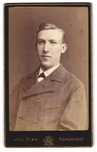 Fotografie Jos. Fier, Trier, Fleischstr. 40, Porträt eines jungen Mannes