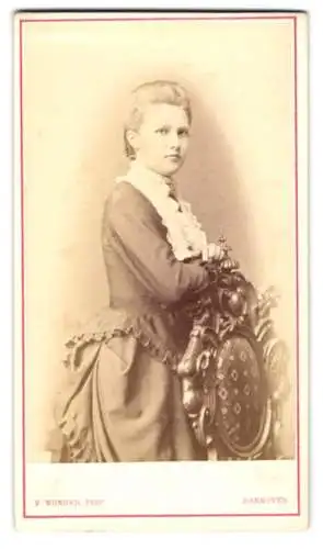 Fotografie Friedr. Wunder, Hannover, Neuerweg No. 4, Frau mit dekorativem Stuhl