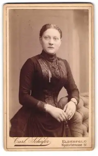 Fotografie Carl Schäfer, Elberfeld, Kipdorfstrasse 57, Porträt einer Dame in tailliertem Kleid
