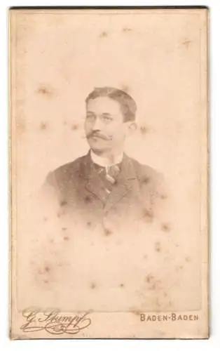 Fotografie G. Stumpf, Baden-Baden, Lichtentalerstrasse 53, Porträt eines Mannes im Anzug