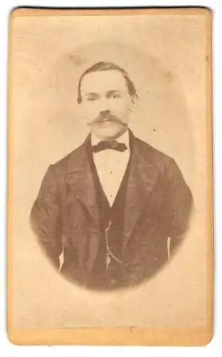 Fotografie Ch. Mack, Lichtenthal, Baden-Baden, Porträt eines Mannes mit Schnurrbart
