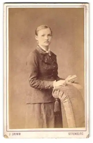 Fotografie J. Grimm, Offenburg, Porträt einer jungen Frau mit Buch