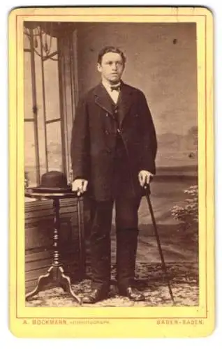 Fotografie A. Bockmann, Baden-Baden, Maria-Victoria-Platz, Portrait eines Herrn mit Spazierstock