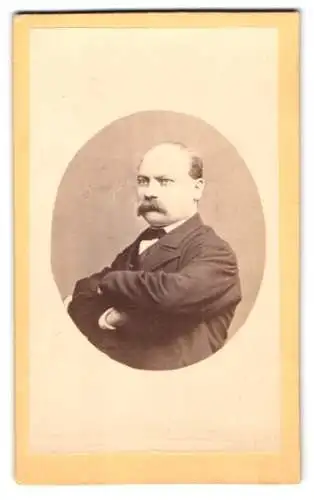 Fotografie J. Gaugler, Stuttgart, Calwer Strasse 58, Portrait eines Mannes mit ernstem Ausdruck