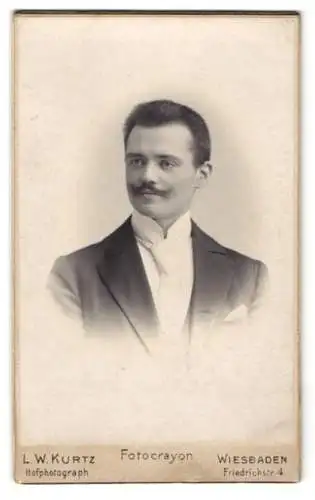 Fotografie L.W. Kurtz, Wiesbaden, Friedrichstrasse 4, Porträt eines eleganten Herrn