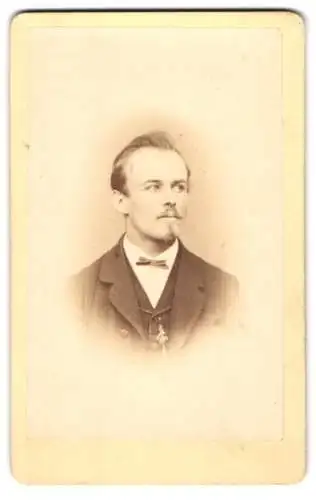 Fotografie G. Ringenheimer, Regensburg, Petertsthor, Porträt eines Herrn mit Schnurrbart