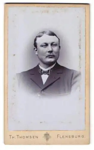 Fotografie Th. Thomsen, Flensburg, Friesische Str. 2, Porträt eines Mannes in Anzug