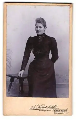 Fotografie A. Kreutzfeldt, Apenrade, Grosse Str. 44, Elegante Dame in schwarzem Kleid