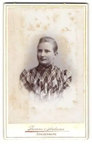 Fotografie Thomsen & Andresen, Sonderburg, Gr. Rathausstr. 6, Junge Frau im karierten Kleid