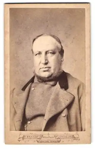 Fotografie F. Brandt, Flensburg, Porträteines Mannes im Mantel