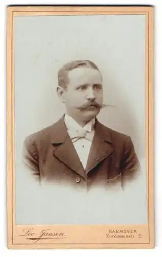 Fotografie Leo Jansen, Hannover, Nordmannstr. 12, Porträt eines Mannes mit Schnurrbart