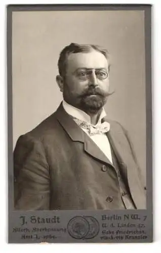 Fotografie J. Staudt, Berlin, Unter den Linden 47, Porträt eines Herren mit Brille