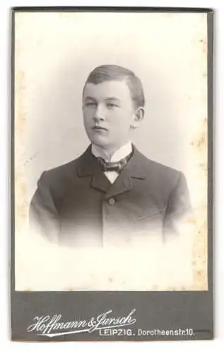 Fotografie Hoffmann & Jursch, Leipzig, Dorotheenstr. 10, Porträt eines jungen Mannes in Anzug