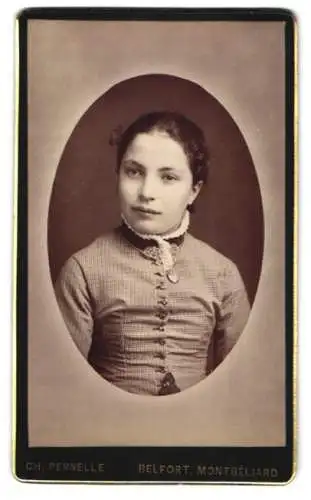 Fotografie Ch. Pernelle, Belfort, Faubourg de France 35, Porträt einer jungen Frau