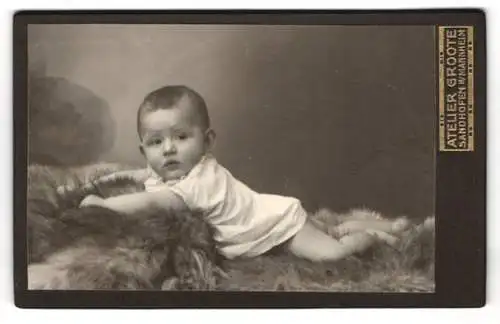 Fotografie Atelier Groote, Sandhofen b. Mannheim, Kleinkind auf Fell gebettet