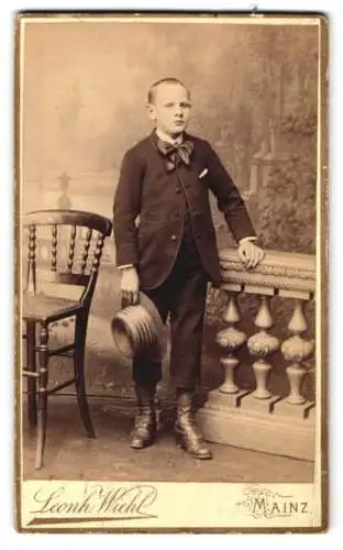 Fotografie Leonh. Wichl, Mainz, Gartenfeldstrasse No. 7, Junge mit Strohhut