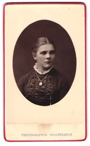 Fotografie Ceruzet Frères, Brüssel, Rue de l`Ecuyer 27, Porträt einer jungen Frau