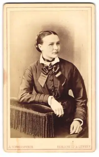 Fotografie A. Schweisfurth, Remscheid & Lennep, Dame im eleganten Kleid