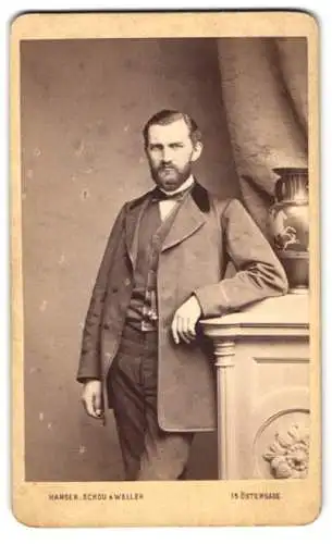 Fotografie Hansen Schou & Weller, Kopenhagen, Østergade 15, Porträt eines eleganten Herrn
