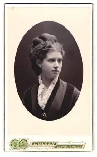 Fotografie L. Olsen, Charlottenlund, Lindegaardsvej 39, Porträt einer jungen Frau