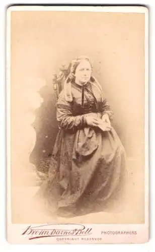 Fotografie Fotograf unbekannt, London, Regent St 222, Frau mit Kopfputz