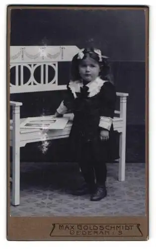 Fotografie Max Goldschmidt, Oederan i. S., Porträt eines kleinen Mädchens neben einer Bank