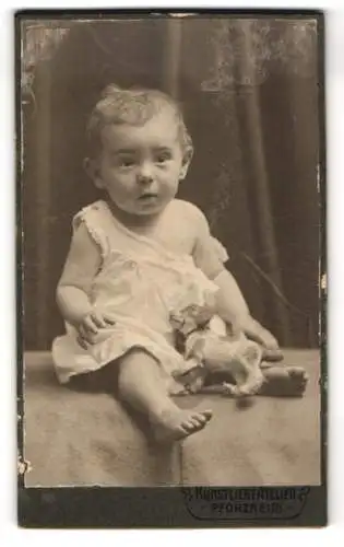Fotografie Kunstlicht-Atelier, Pforzheim, Markt 13, Portrait eines Kleinkindes mit Spielzeug