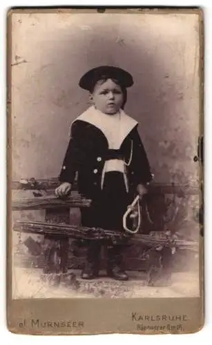 Fotografie J. Münseer, Karlsruhe, Rüppurrer-Str. 16, Porträt eines Jungen im Matrosenanzug