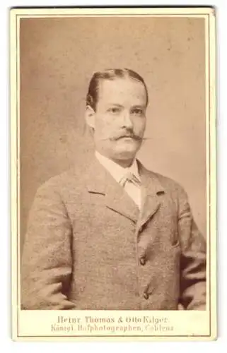 Fotografie Heinr. Thomas & Otto Kilger, Coblenz, Schlossstrasse 22, Porträt eines Mannes mit elegantem Schnurrbart