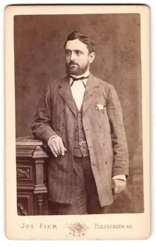 Fotografie Jos. Fier, Trier, Fleischstr. 40, Eleganter Herr im Anzug