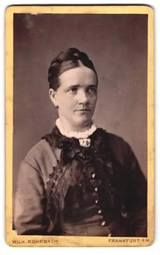 Fotografie Wilh. Rohrbach, Frankfurt a. M., Schneidwall Str. No 10, Porträt einer Dame