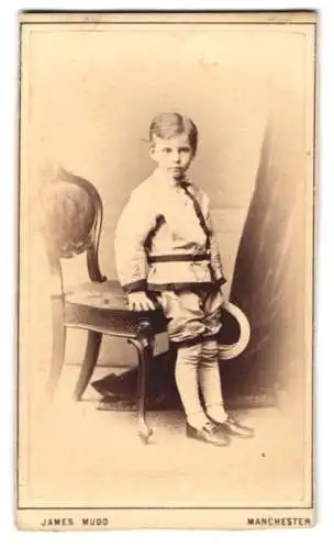 Fotografie James Mudd, Manchester, St. Ann`s Square, Porträt eines Jungen