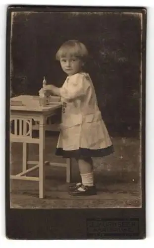 Fotografie J. Mürnseer, Karlsruhe, Rüppurrerstrasse 16, Kleinkind mit Spielzeughaus