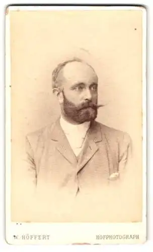 Fotografie W. Höffert, Dresden, Prager-Str. 49, Portrait eines eleganten Herrn