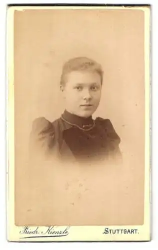 Fotografie Friedr. Kienzle, Stuttgart, Breite Strasse 2, Portrait einer jungen Frau