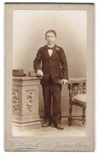 Fotografie W. Boppel, Schwäbisch Gmünd, Eleganter Junge im Anzug
