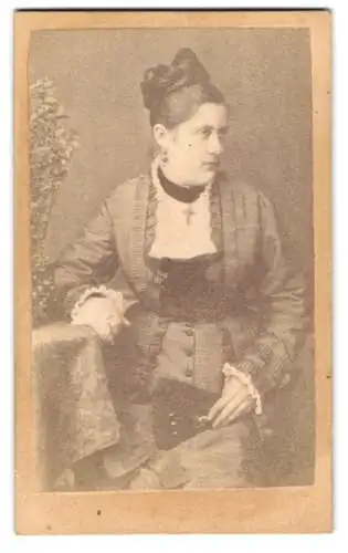 Fotografie Karl Wesp, Ort unbekannt, Elegante Frau mit Kreuzanhänger