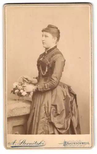 Fotografie A. Sternitzki, Braunschweig, Steinweg 10, Porträt einer Dame in tailliertem Kleid