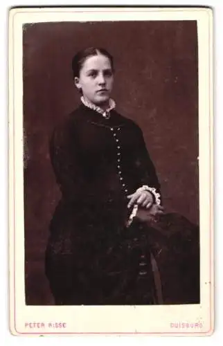 Fotografie Peter Risse, Duisburg, Königstrasse, Frau im dunklen Kleid