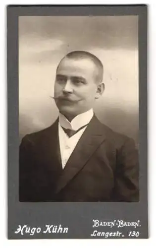 Fotografie Hugo Kühn, Baden-Baden, Langestr. 130, Porträt eines Mannes mit Schnurrbart