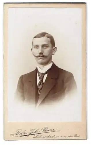 Fotografie Joh. Beine, Lüdenscheid, Altenaerstr. 8, Porträt eines eleganten Herrn