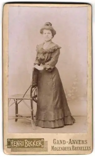 Fotografie Henri Becker, Molenbeek-Bruxelles, Rue du Nord 5, Elegante Dame mit Stuhl